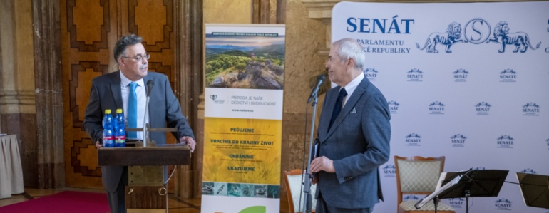 Marek Eben a Jindřich Horáček ze Slavkovského lesa zahajují konferenci v prostorách Valdštejnského sálu. 