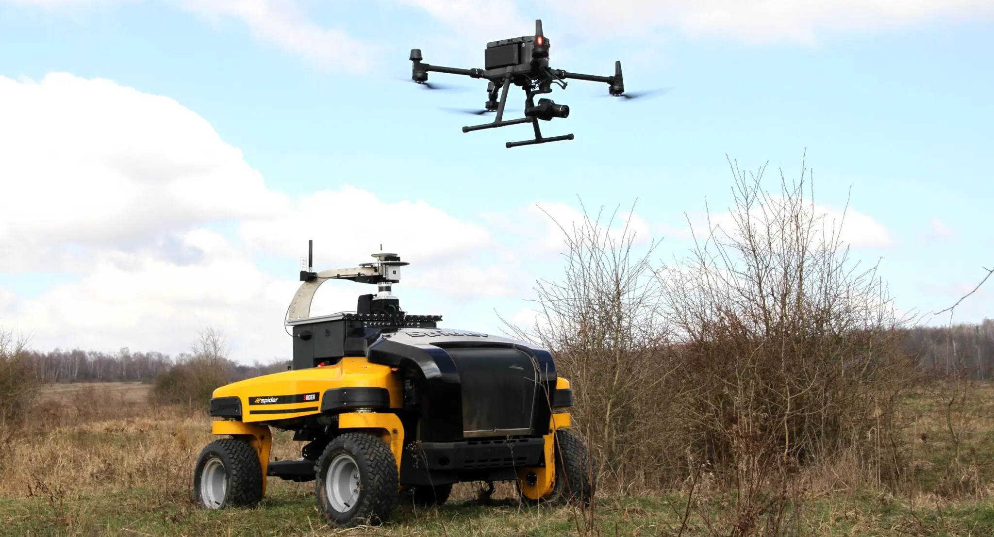 Foto: Česká krajina - dron a robota na likvidaci invazních druhů