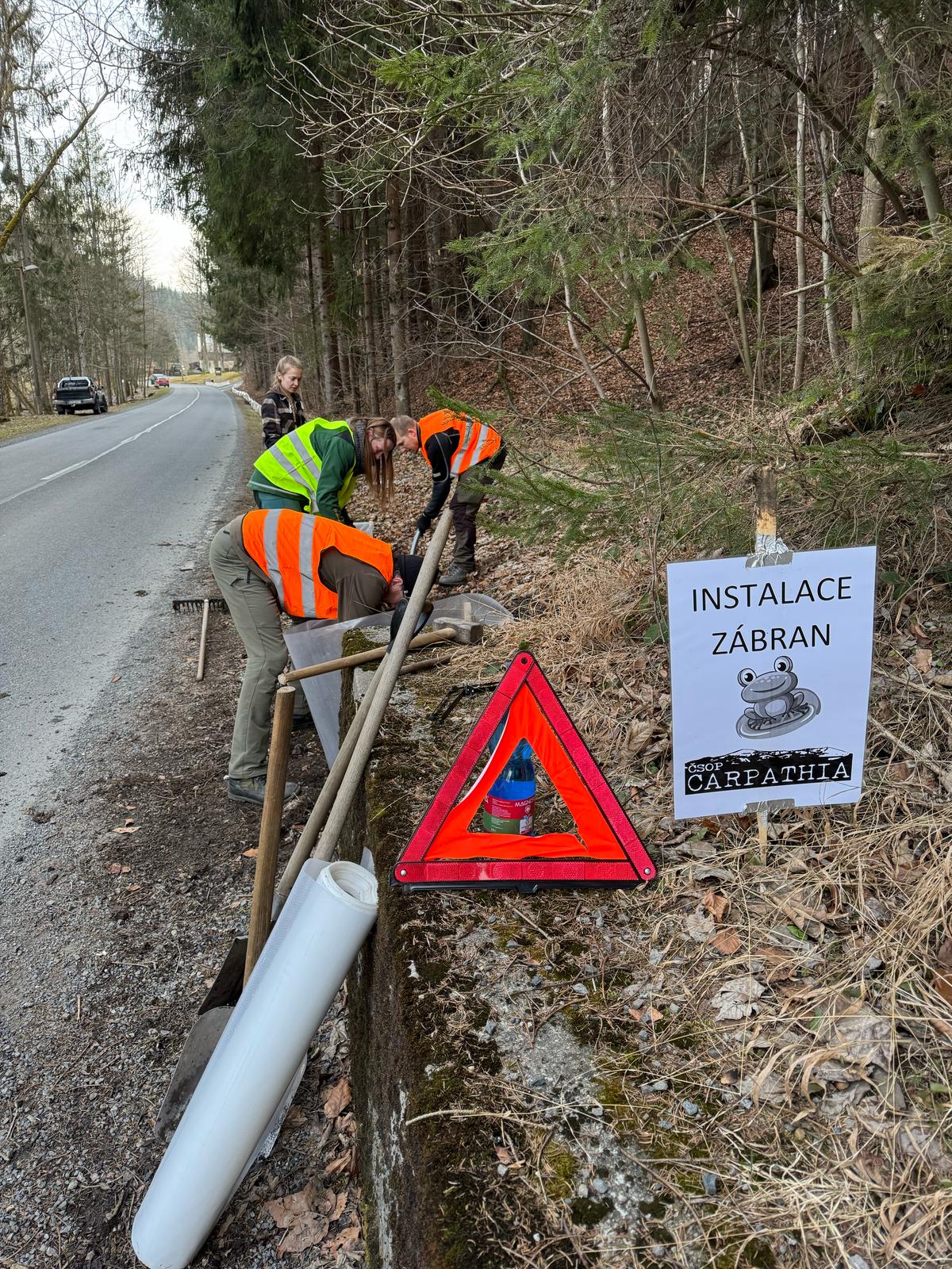 Instalace zábran pro obojživelníky u hlavní cesty v Horní Lomné.