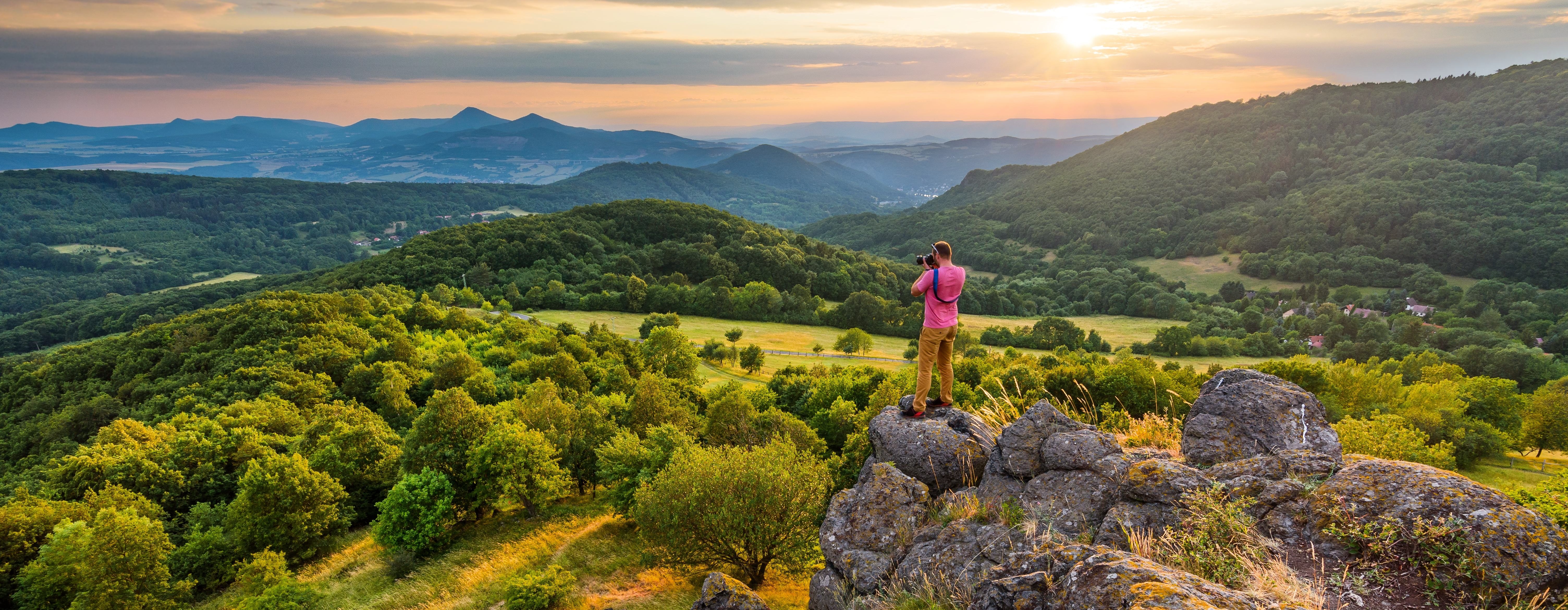 Fotograf se dívá na panorama Českého středohoří z Holého vrchu u Hlinné, foto: Jan Watzek
