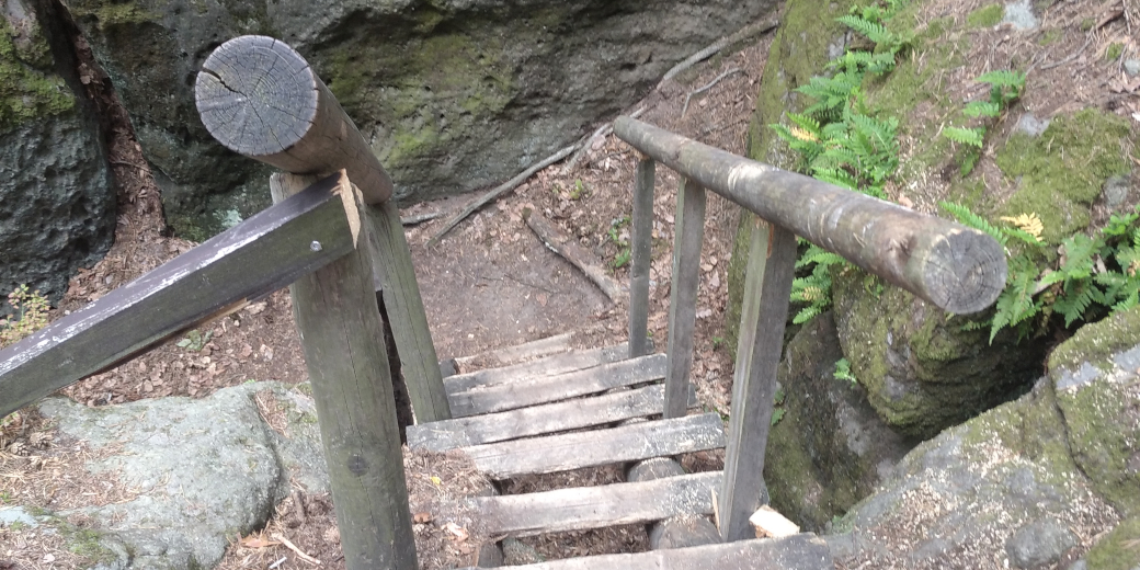Schodiště k Pustému zámku bylo opatřeno novým zábradlím.