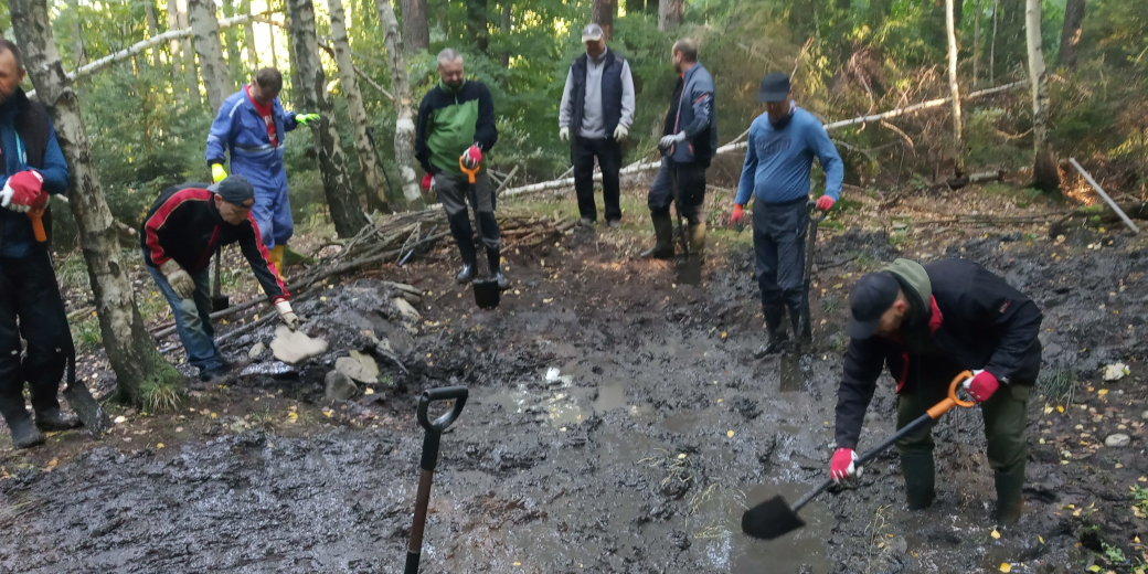 Dobrovolníci ze společnosti Škoda Auto, a.s. pomáhali při obnově a údržbě tůněk.