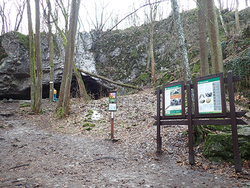 Před jeskyní Pekárna.