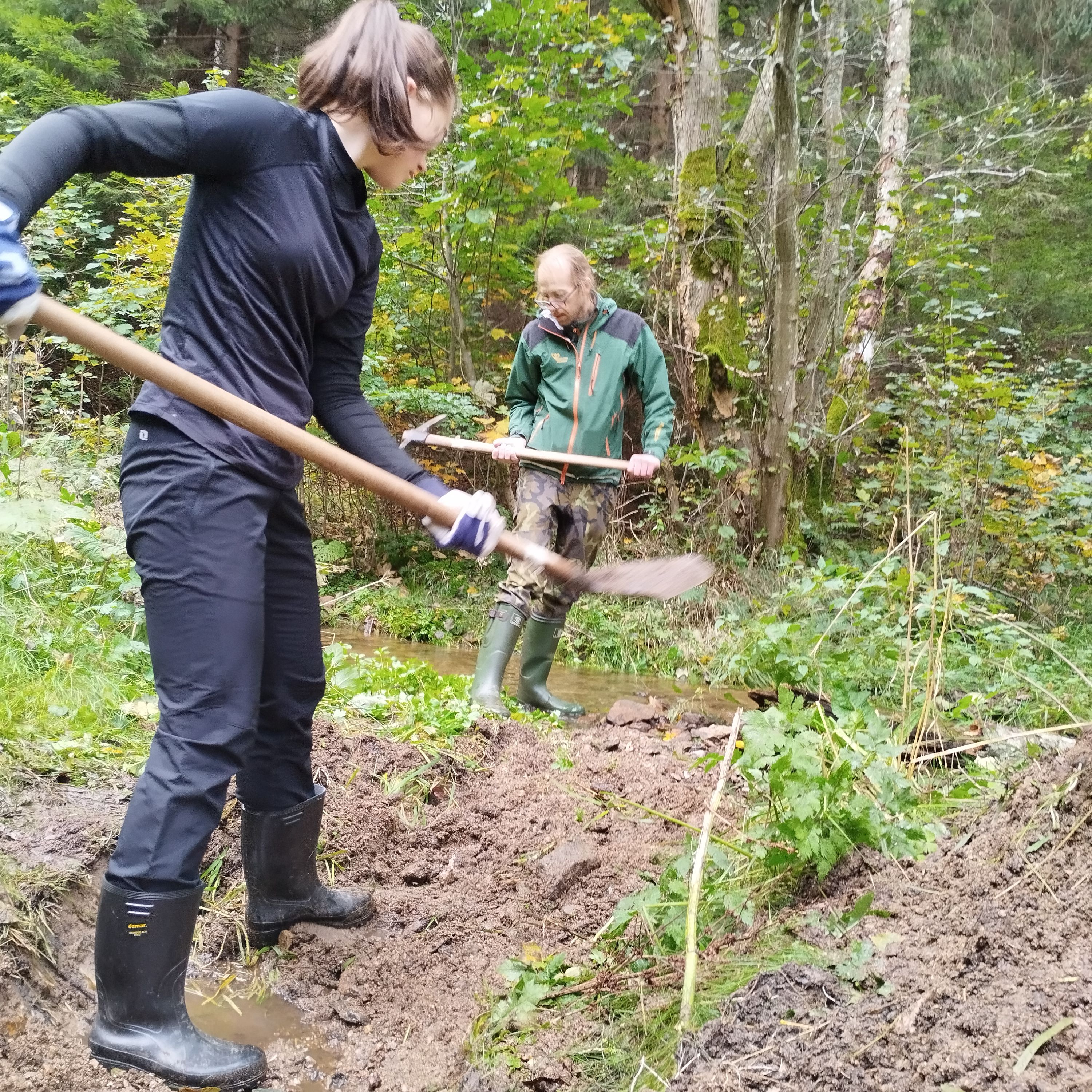 Práce na rekonstrukci rozdělovacího objektu v korytě Kuního potoka. foto: Barbora Šťásková