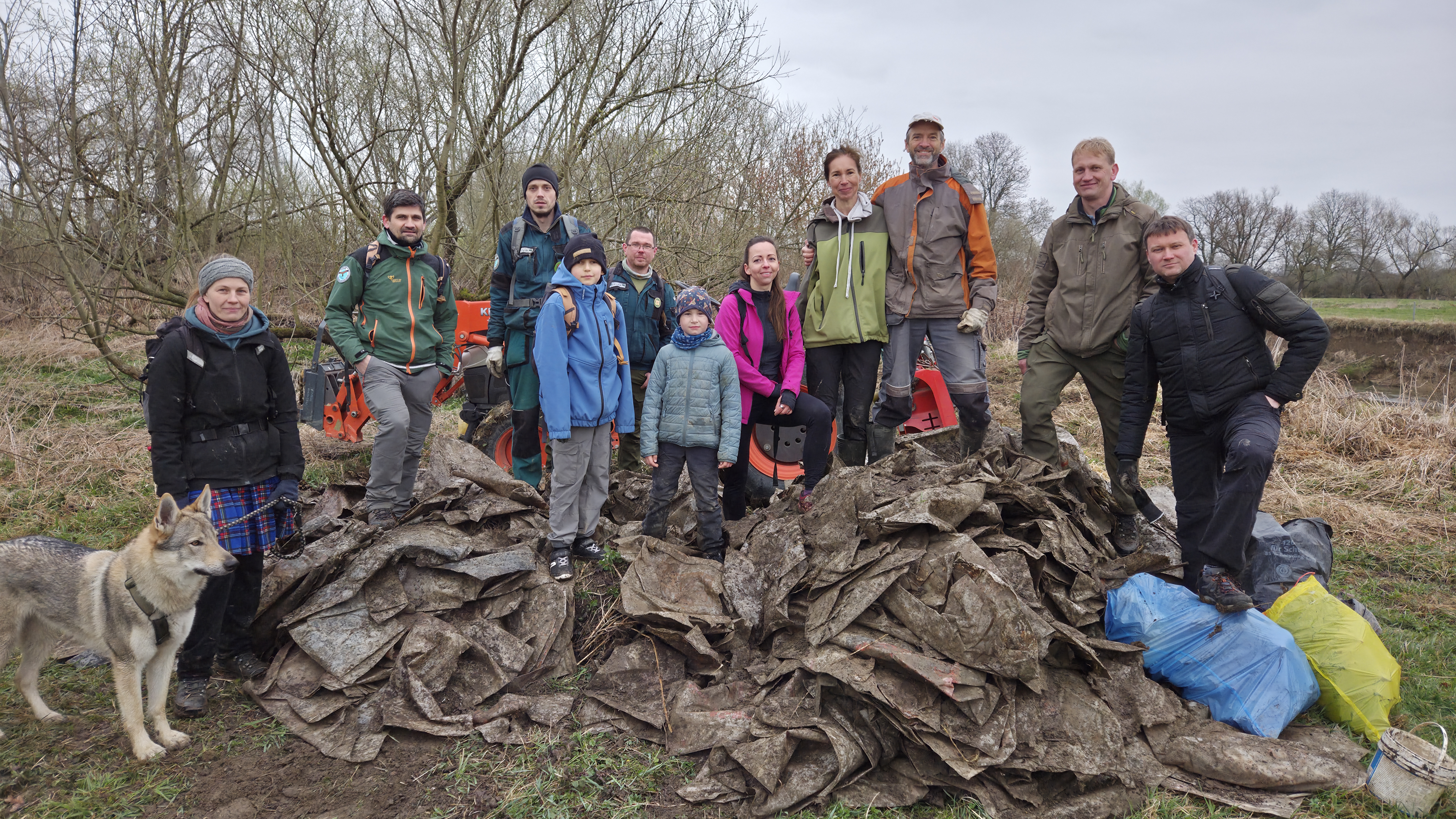 Ze země jsme vytáhli letitou skládku plastových pytlů.